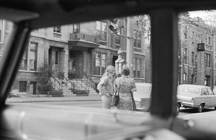 deux femme discute vu de l'intérieur d'une voiture